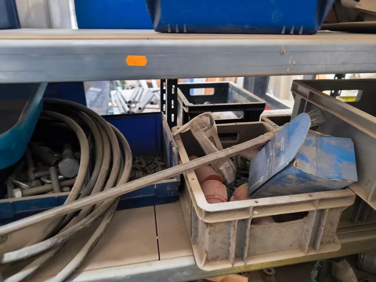 Billede 6 - Indhold på reol (højre fag)