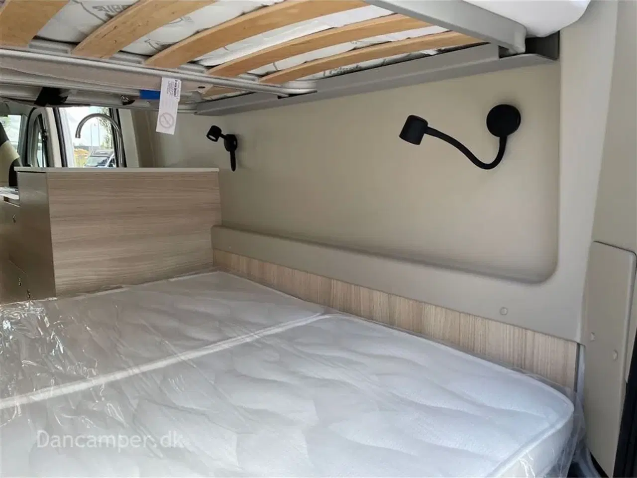 Billede 8 - 2024 - Chausson First Line V594 MAX   Nedsat med kr. 62.800,- Super spændende van med to dobbeltsenge på tværs i køjesystem. 2,2, L motor , 140 HK, solcelle og markise m.m.