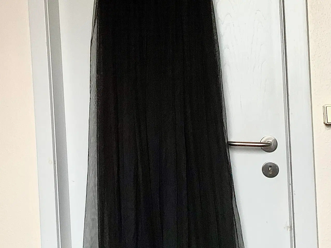 Billede 7 - Smuk, lang kjole haves i sort og rød