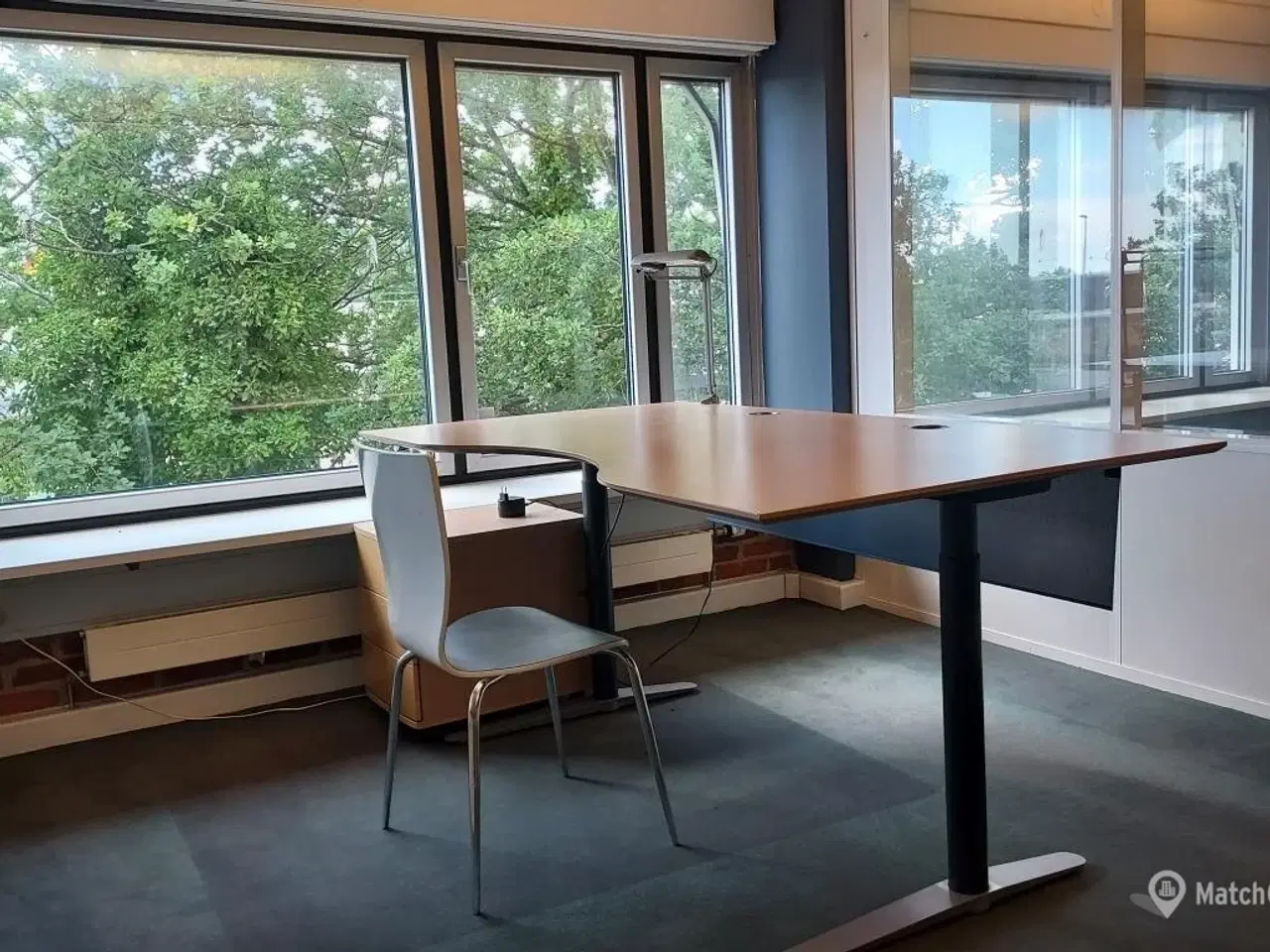 Billede 6 - – Showroom. Klinik, Butik, Gaming, Kontor mm. – Stort åbent areal i midten og mindre cellekontorer i glas.