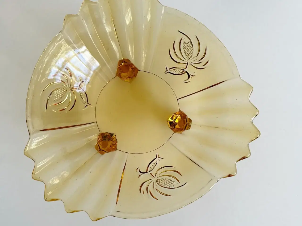 Billede 4 - Ravfarvet glas, takket m blomster og 3 fødder, NB