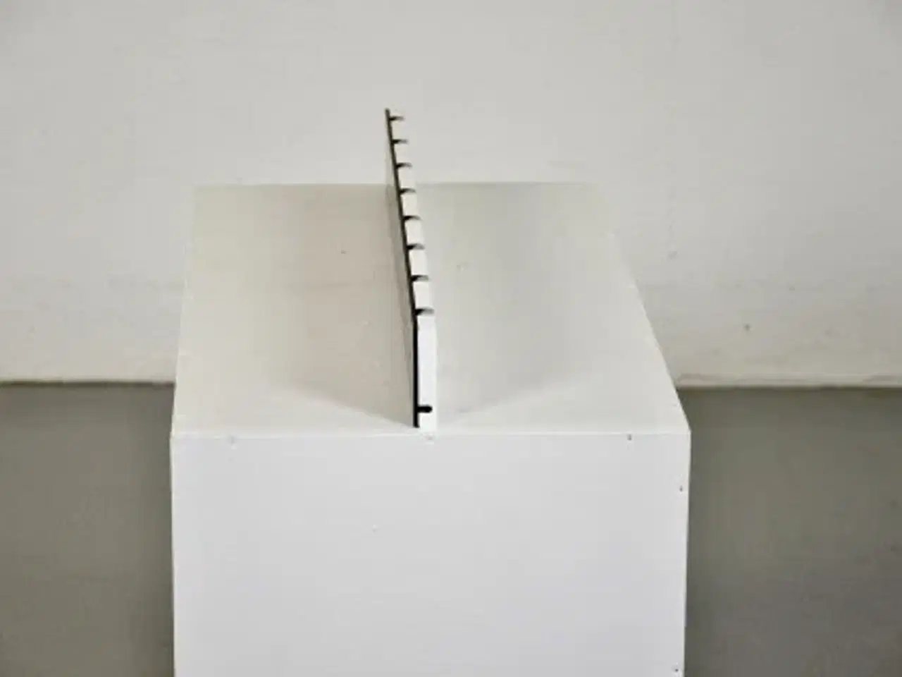 Billede 4 - Knax knagerække i hvid med 8 alu knage