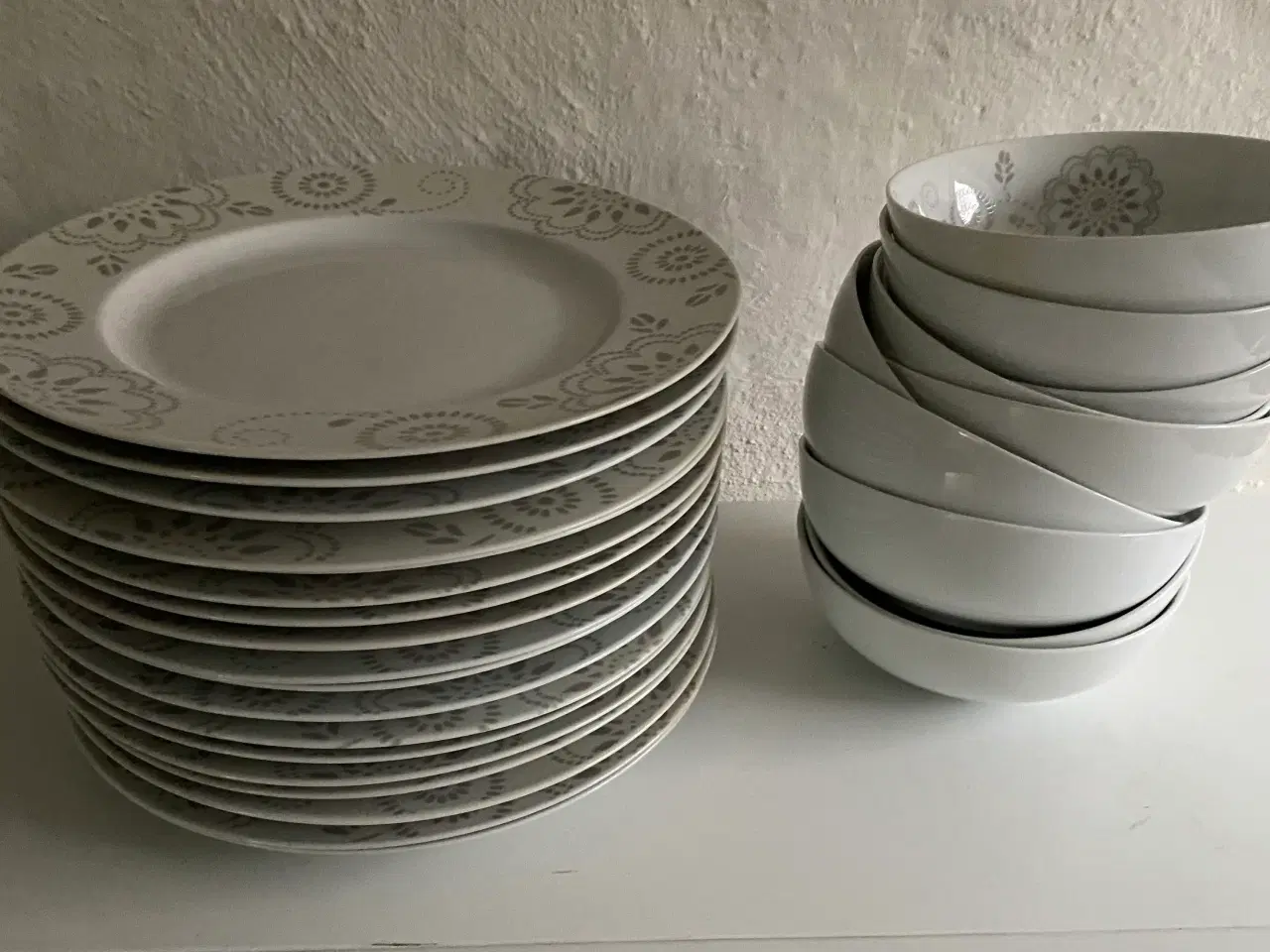 Billede 4 - Spisestel 18 flade tallerkener og 10 dybe