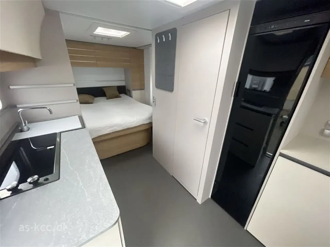 Billede 9 - 2022 - Adria Adora 593 UP ALDE Adria Adora 593 UP med Alde Centralvarme. 4 sovepladser, 5 siddepladser. Topmadras, DuoControl, Kantsyet tæpper.