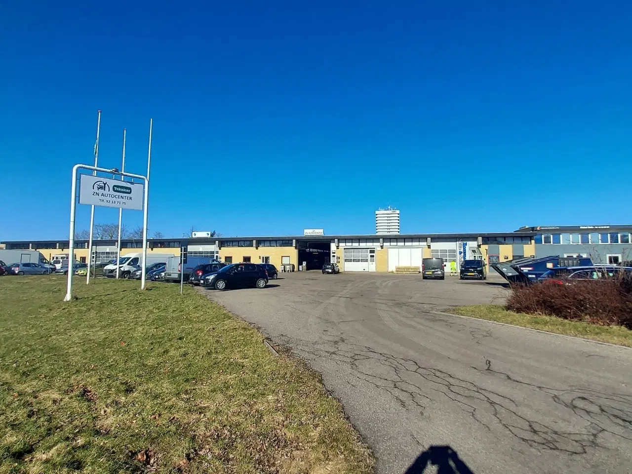Billede 8 - Autoværksted / Værksted / Lager/ Produktion / Showroom. Store porte. Ingen søjler, Højloftet, Kun lette væge, Eget parkeringsareal.