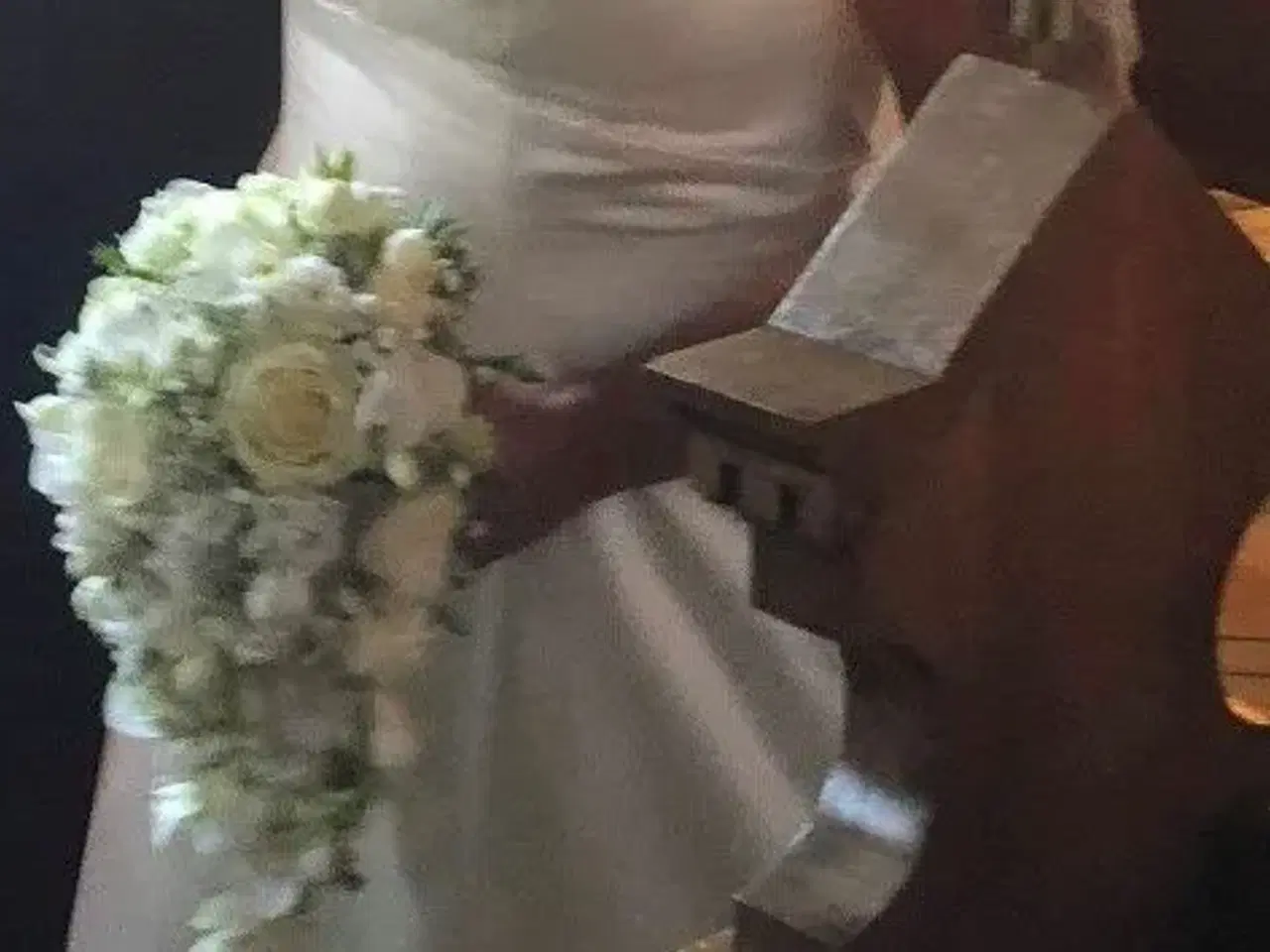 Billede 3 - Utrolig smuk brudekjole med slør