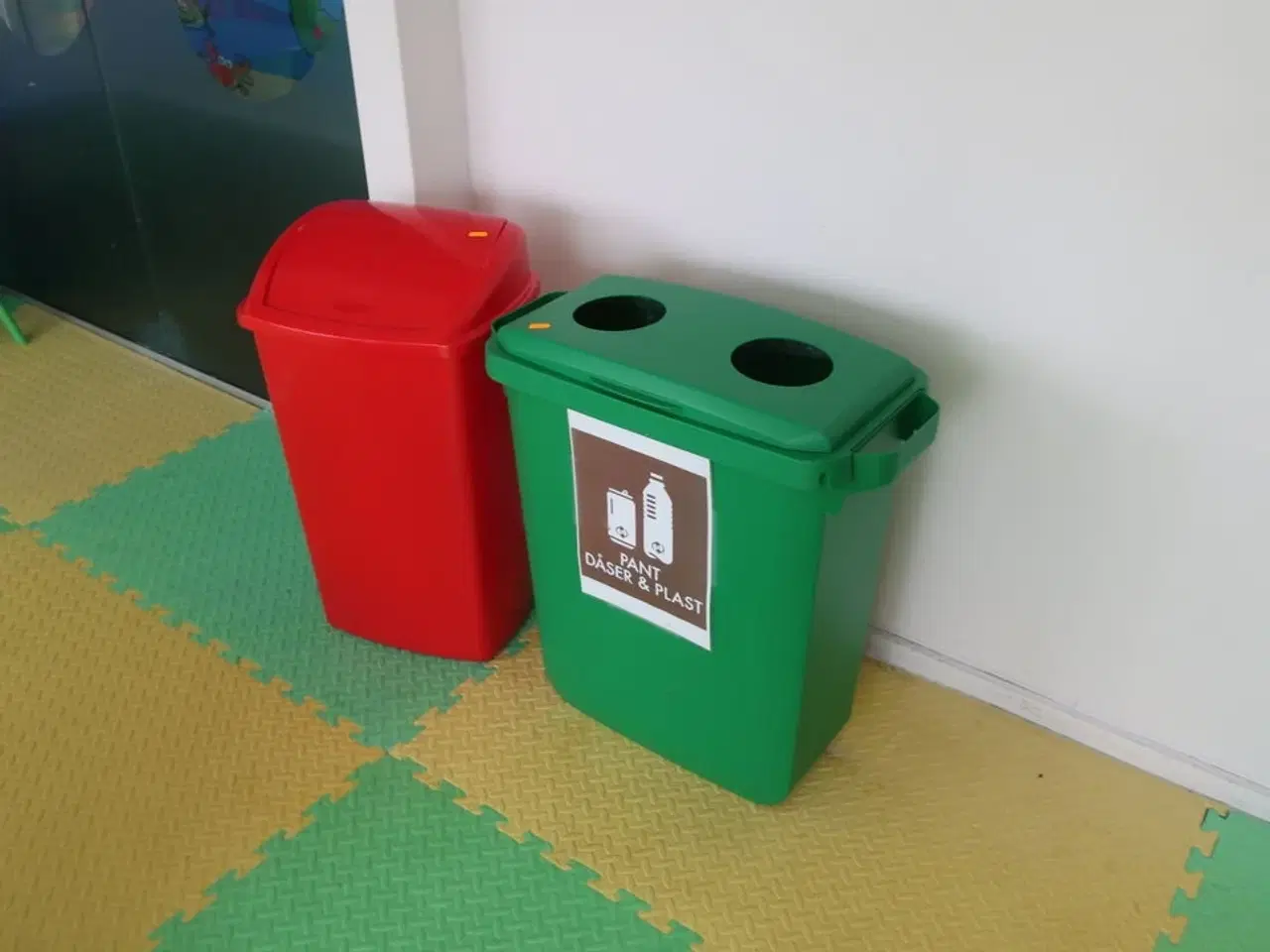 Billede 1 - 2 stk. affaldsspande samt papirdispenser og hylde