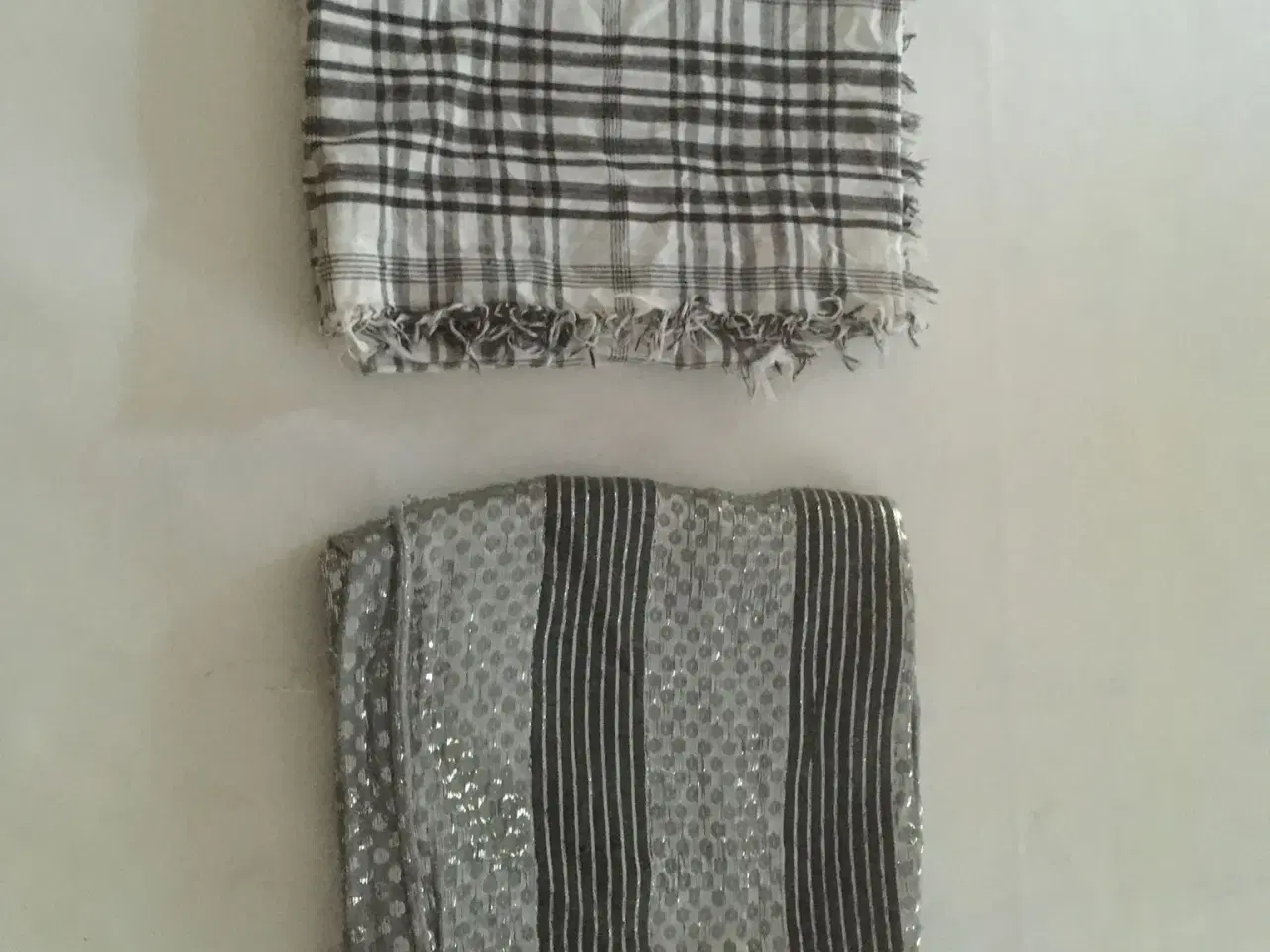 Billede 1 - To fine tørklæder