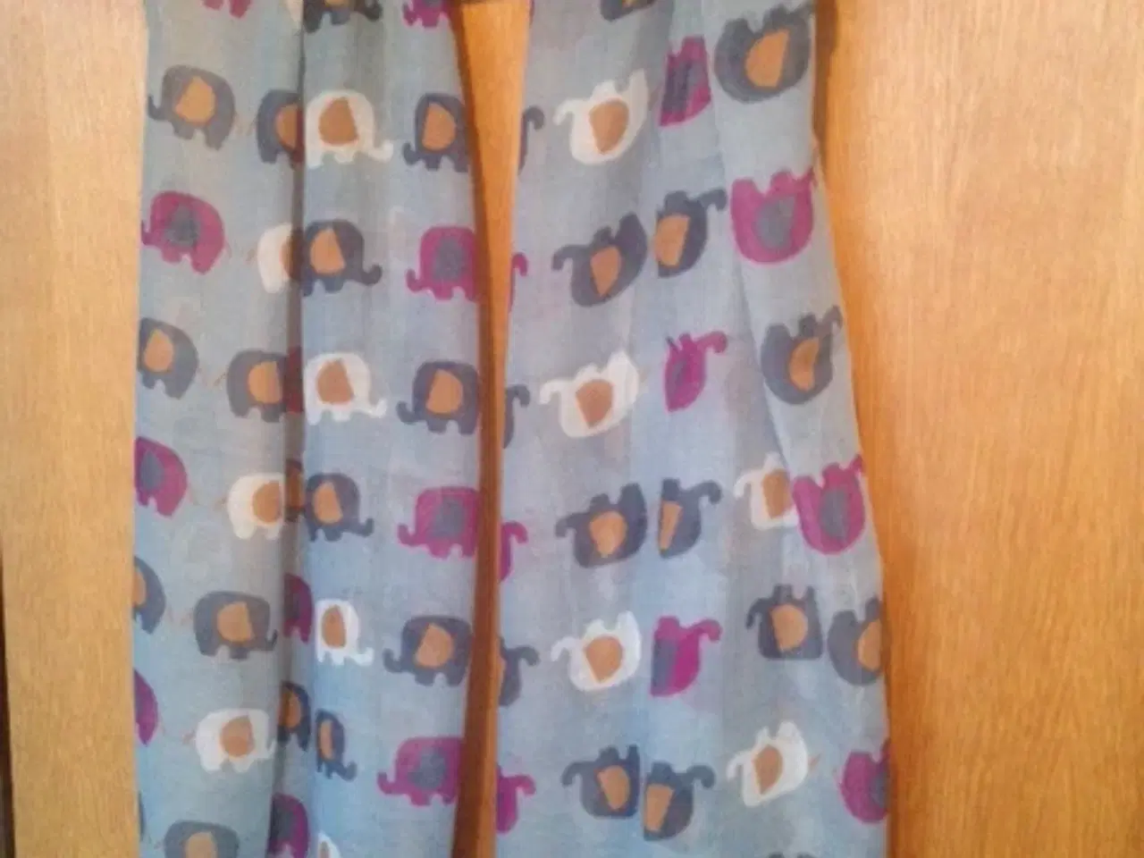 Billede 3 - Tørklæde med elefanter, 95 x 180 cm