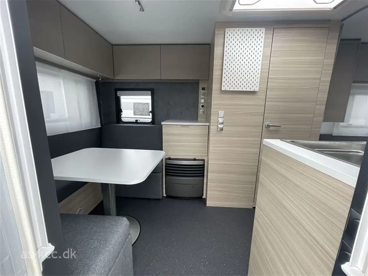 Billede 2 - 2026 - Adria Altea 492 LU   Adria Altea 492 LU årg. 2026 med enkeltsenge og udtræk. 5 sovepladser, 4 siddepladser. Glasfiber tag, sider, forende og bagende