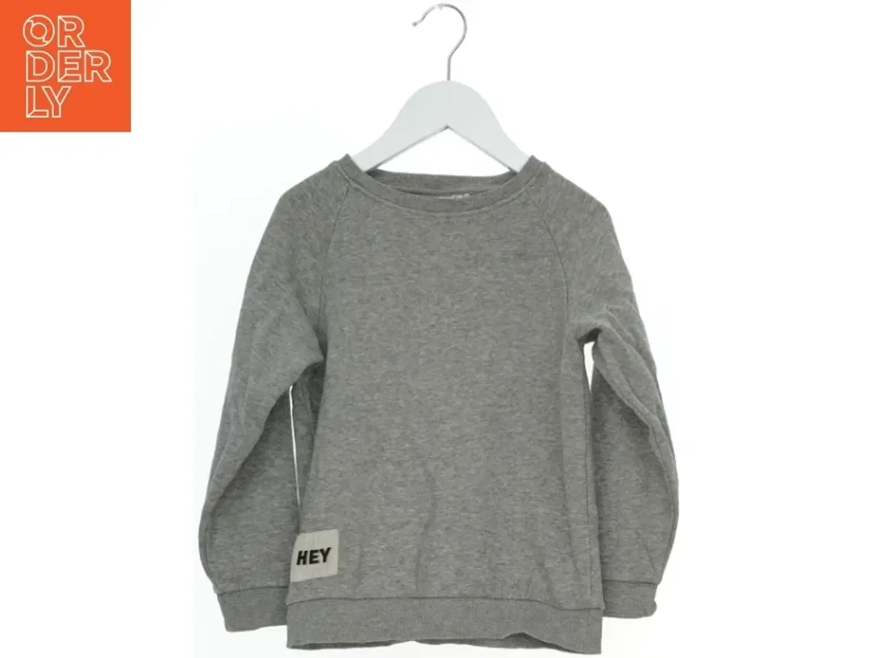 Billede 1 - Grå sweatshirt med 'HEY' tryk fra Name It (str. 116)
