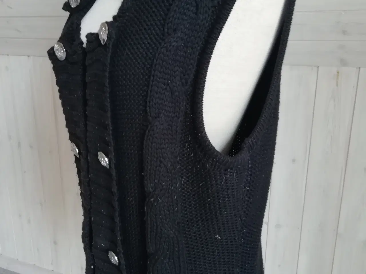 Billede 1 - Sort strikket vest med pynteknapper