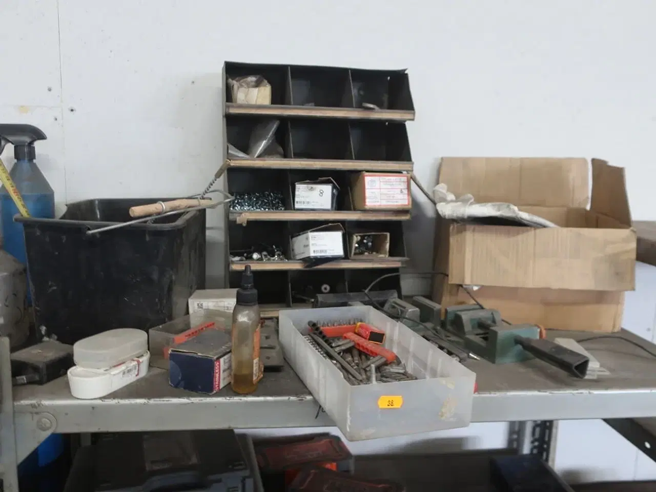 Billede 10 - 3 stk. lagerreoler med div. Værktøj, varelager, batterier m.m.