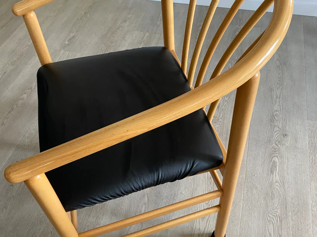 Billede 5 - Spisebord til 2 plader med 8 stole