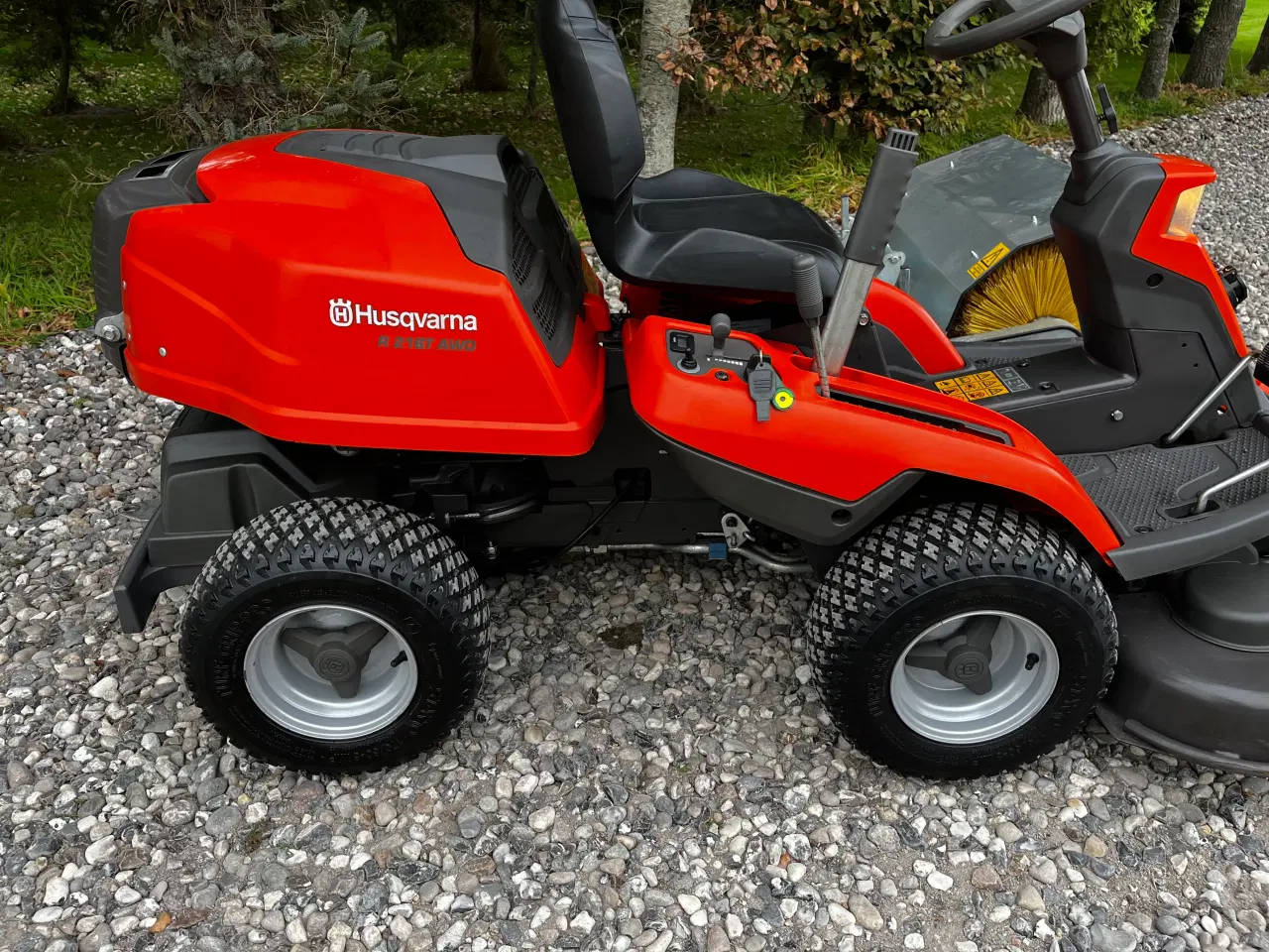 Billede 2 - Husqvarna R216t AWD + kost