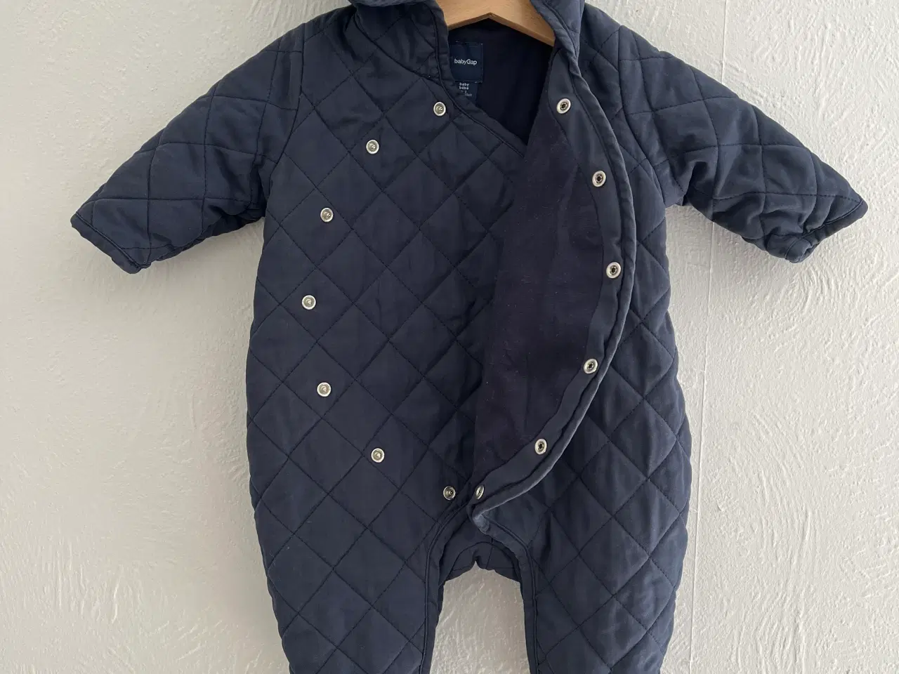 Billede 3 - Baby Gap køredragt str. 0-3 mdr.