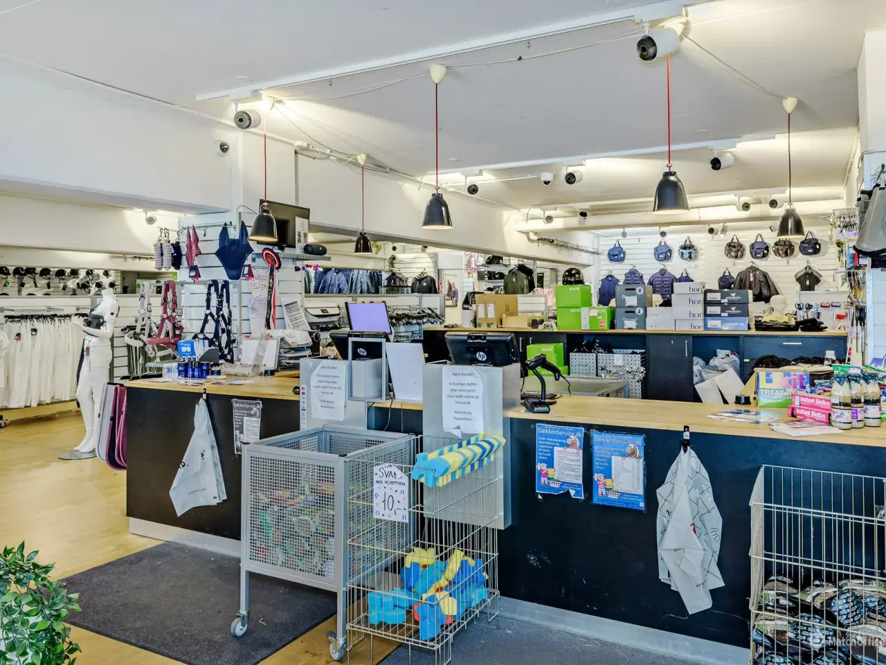 Billede 9 - Sort showroom med gode parkeringsforhold