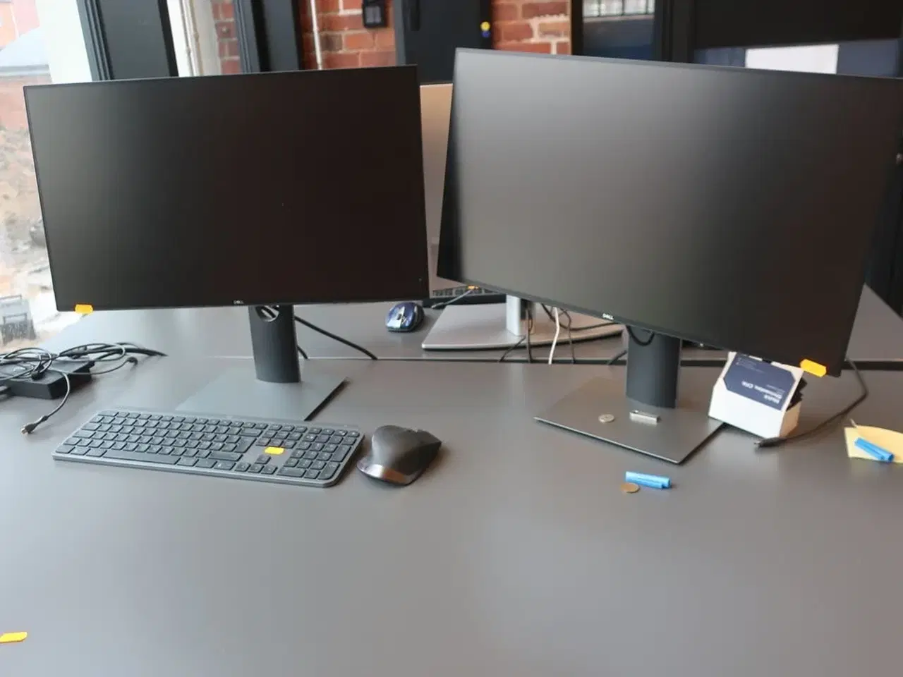 Billede 1 - 2 stk. 24" DELL skærme samt dockingstation og tastatur