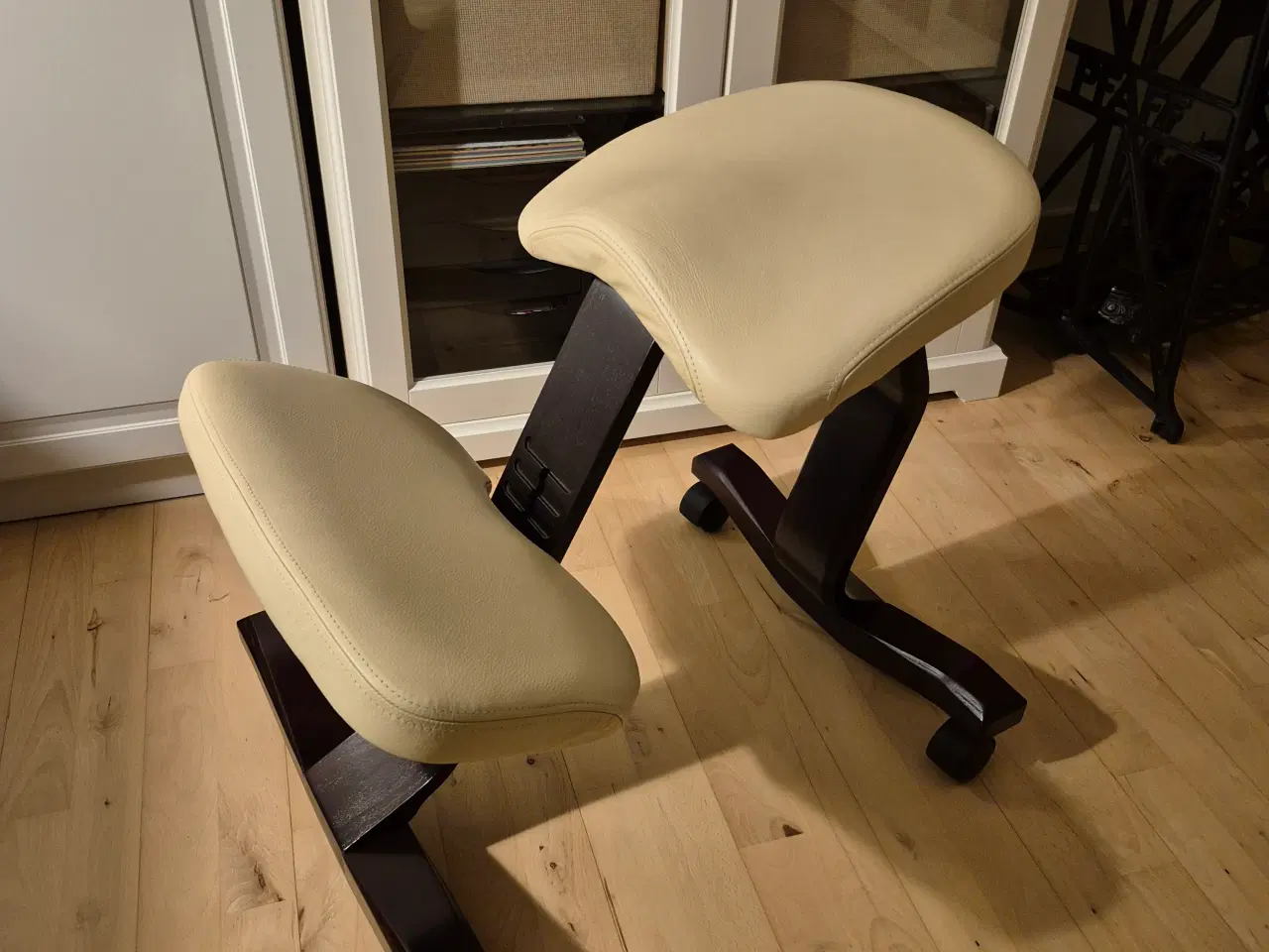 Billede 1 - Ergonomisk knæstol