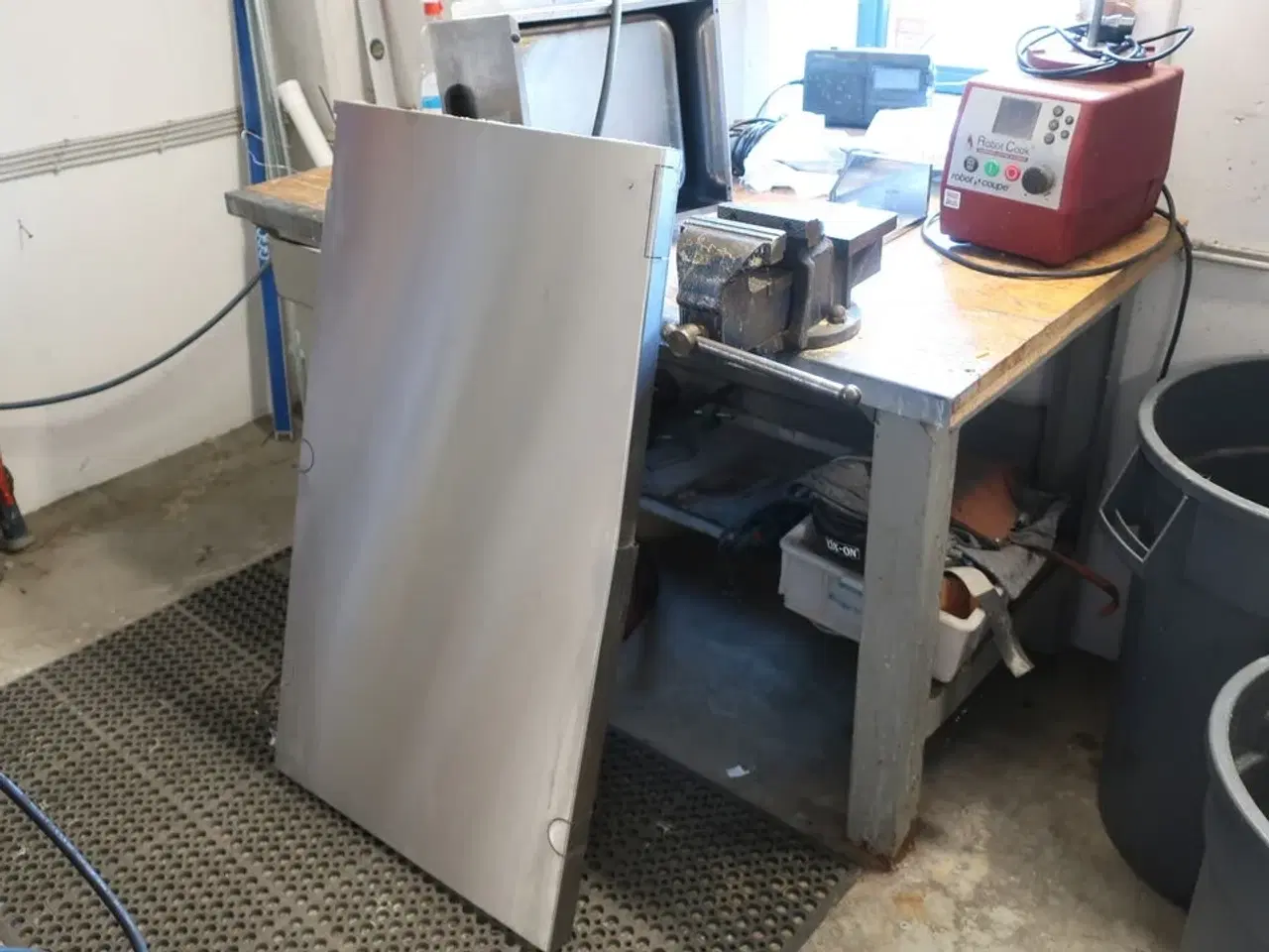 Billede 1 - Arbejdsbord med indhold
