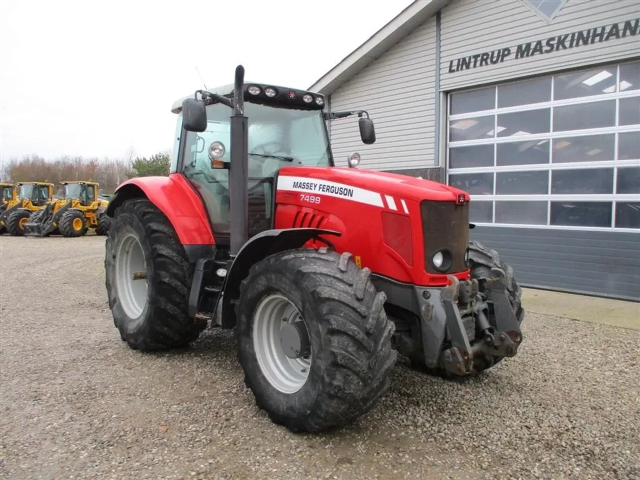 Billede 19 - Massey Ferguson 7499 Dyna VT med 4stk fabriksnye dæk til. Den er med frontlift, affejederet foraksel og affejederet kabine på