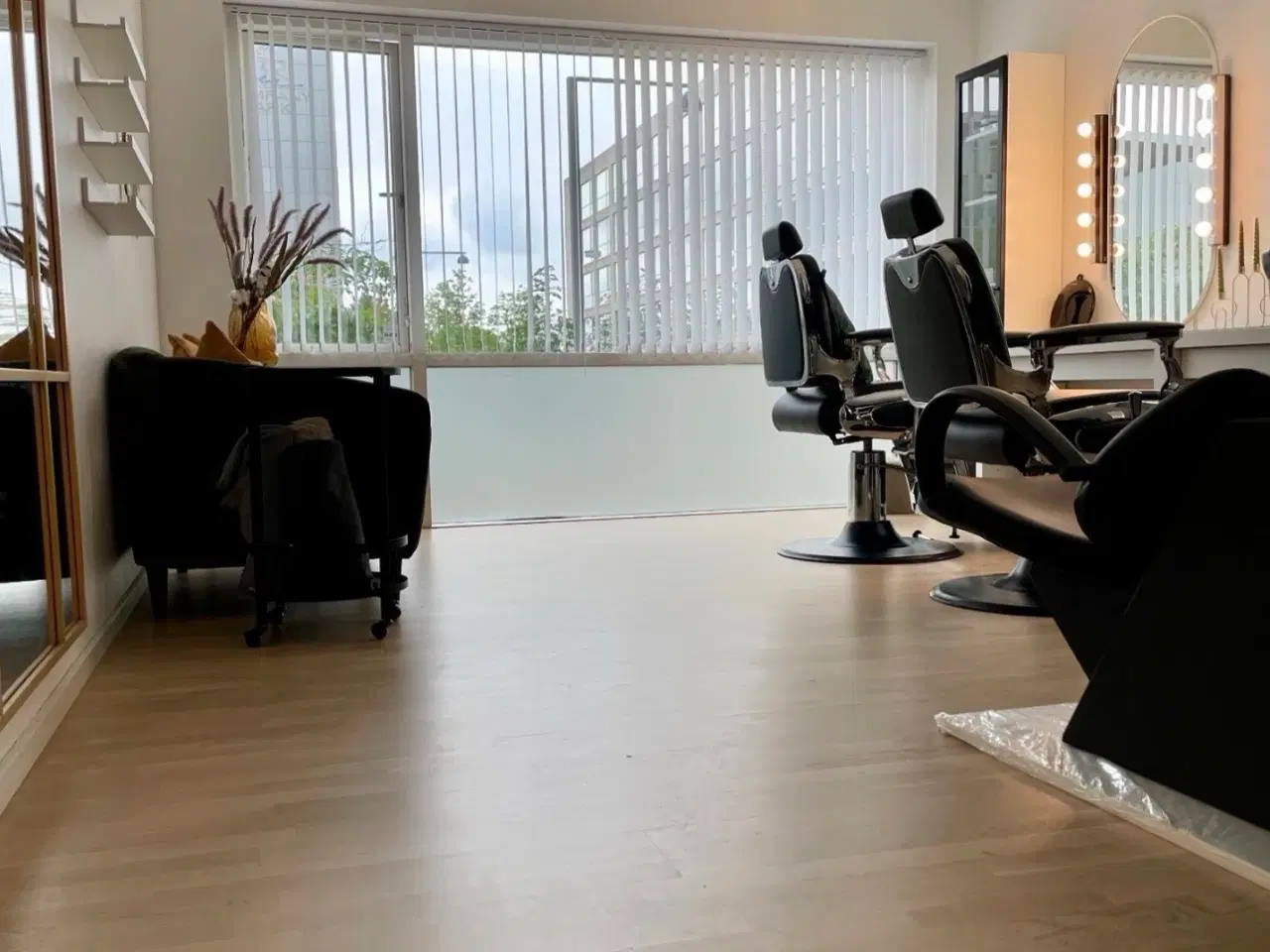 Billede 3 - To flotte barberstole sælges – næsten som nye!