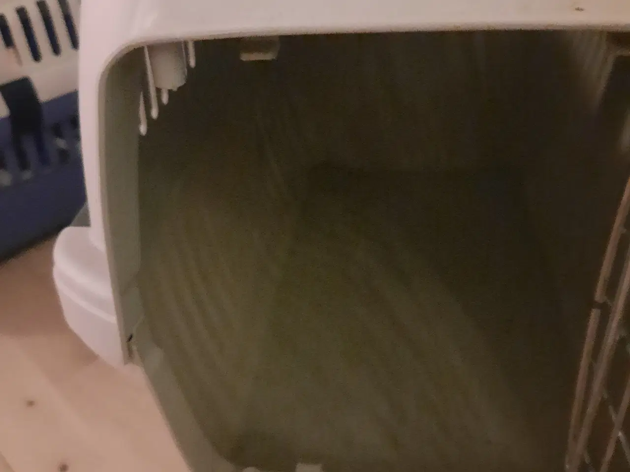 Billede 1 - 2 transport kasser og en overdækket kattebakke.