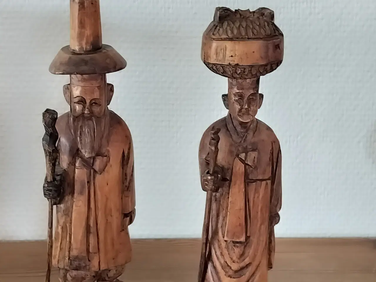 Billede 1 - To udskårne træfigurer, der forestiller traditione