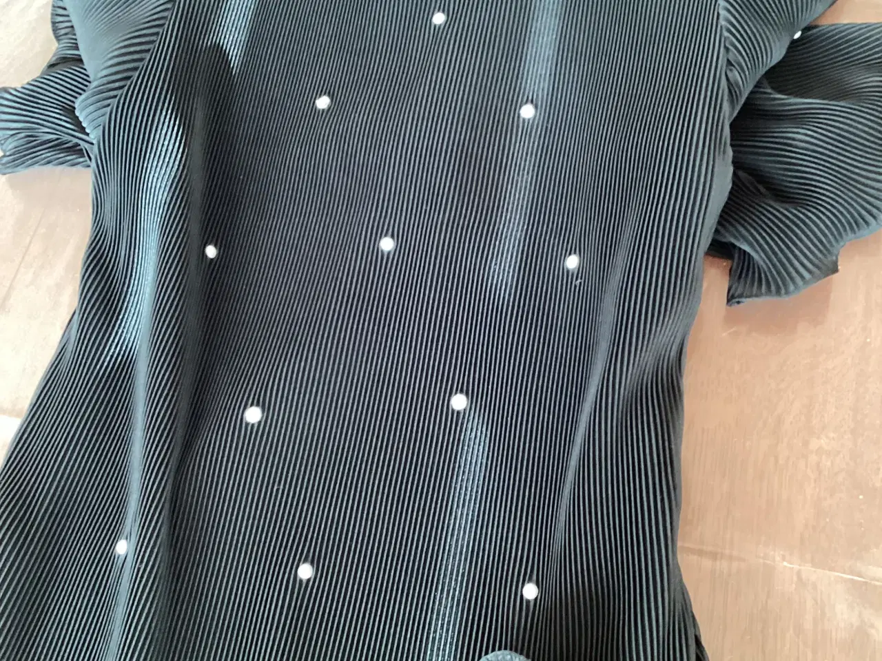 Billede 4 - Sort selskabskjole med rhinsten