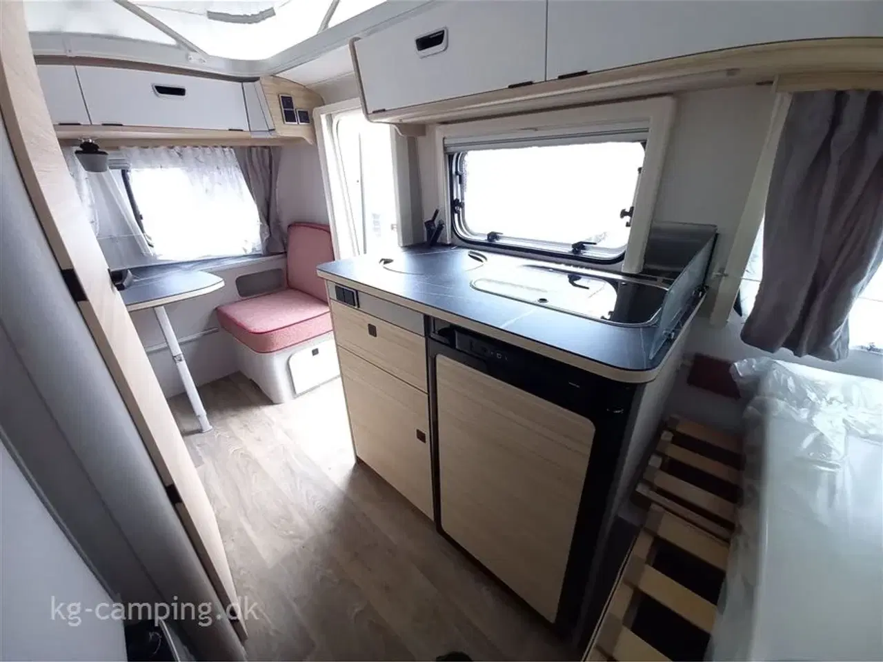 Billede 9 - 2024 - Eriba Touring 430 Tango Red Edition   EFTERÅRSTILBUD nu nedsat med kr. 18.000,- | Populær rejsevogn - Urban Edition. Spækket med ekstraudstyr!