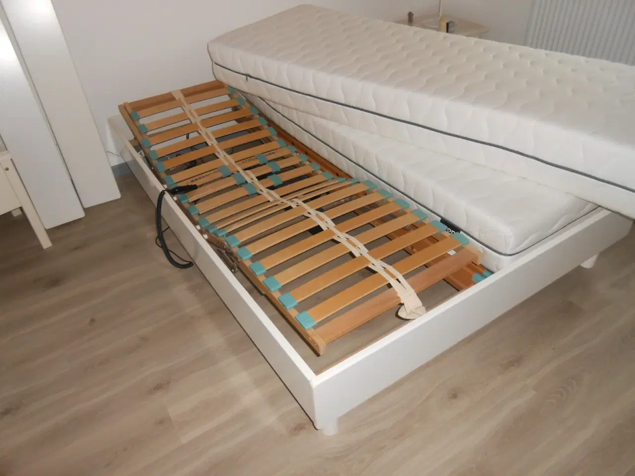 Billede 1 - Flot hvid seng 140x200. med elevationsbund .