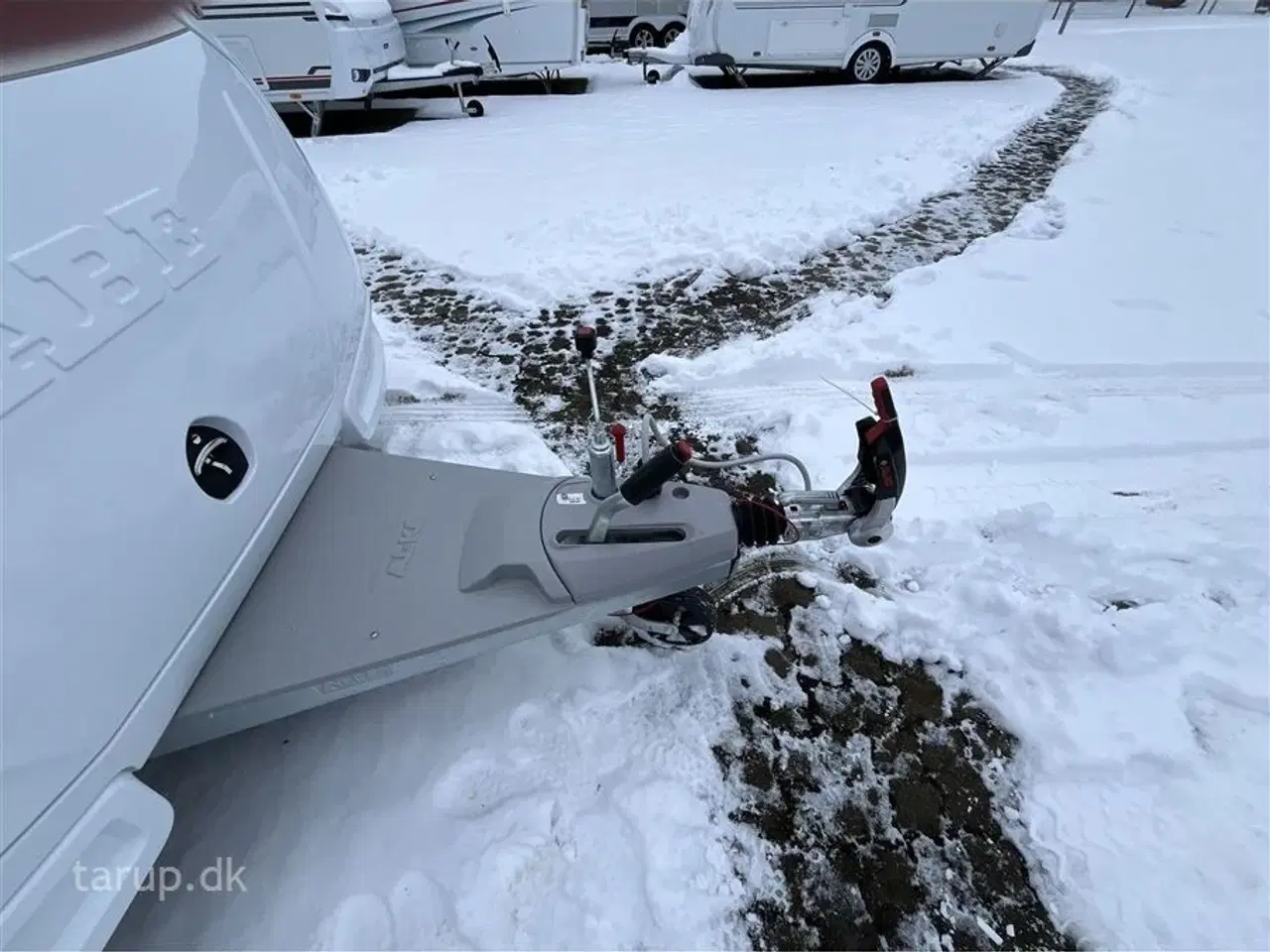 Billede 4 - 2026 - Kabe Ametist 560 GLE KS B2 PREMIUM LINE   enkeltsenge, udtræk til dobbeltseng, rundsiddegruppe i mørkegråt skind, ALDE centralvarme, vandbåren gulvvarme, stort kompressor køleskab