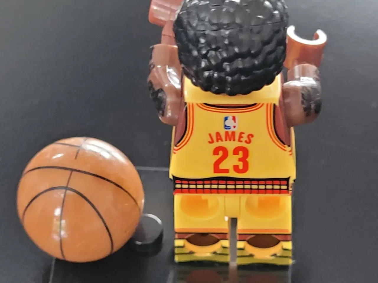 Billede 2 - Lebron James basketball figur