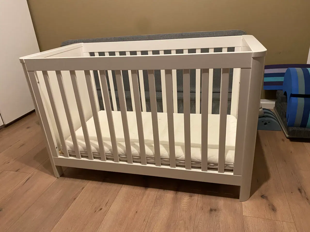 Billede 1 - BabySam Soft tremmeseng i hvid