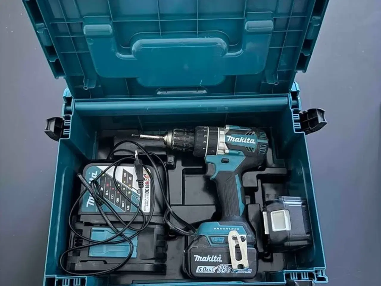 Billede 1 - Boremaskine MAKITA med oplader