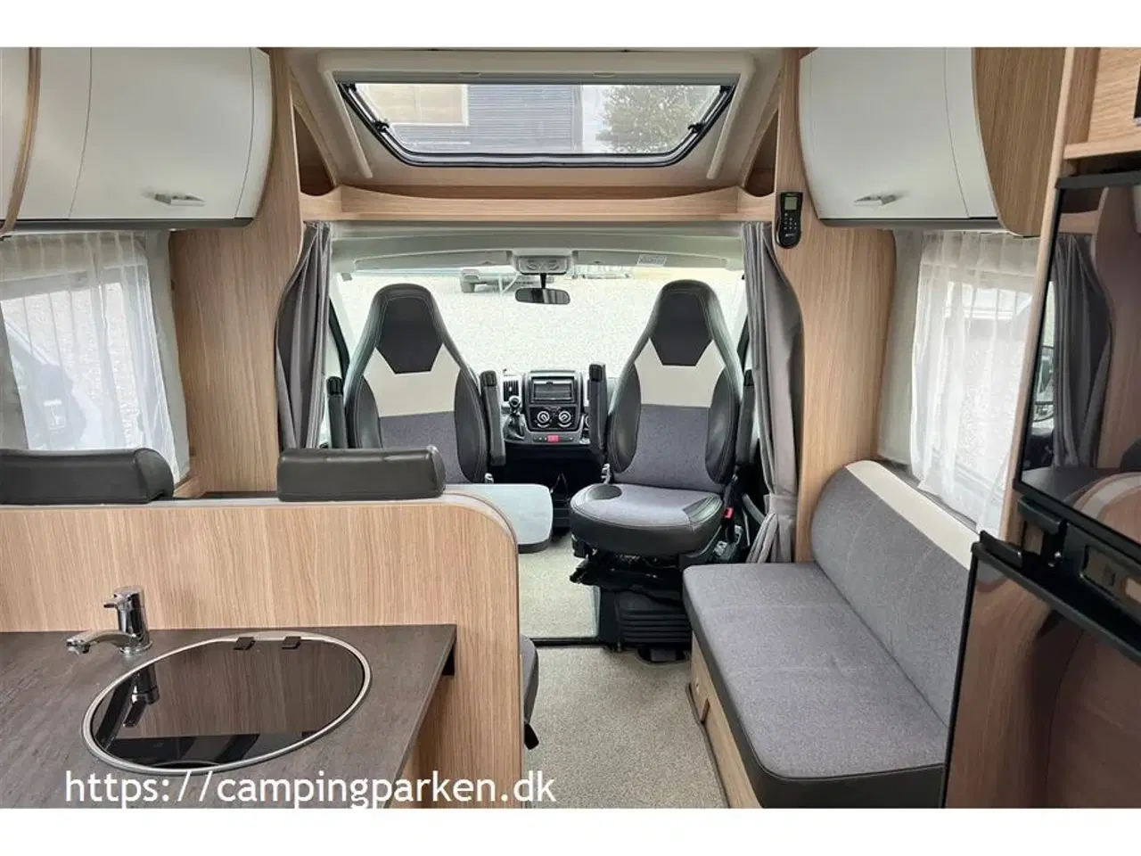 Billede 3 - 2020 - SunLight T 64   Velholdt kort autocamper med fransk seng og automatgear