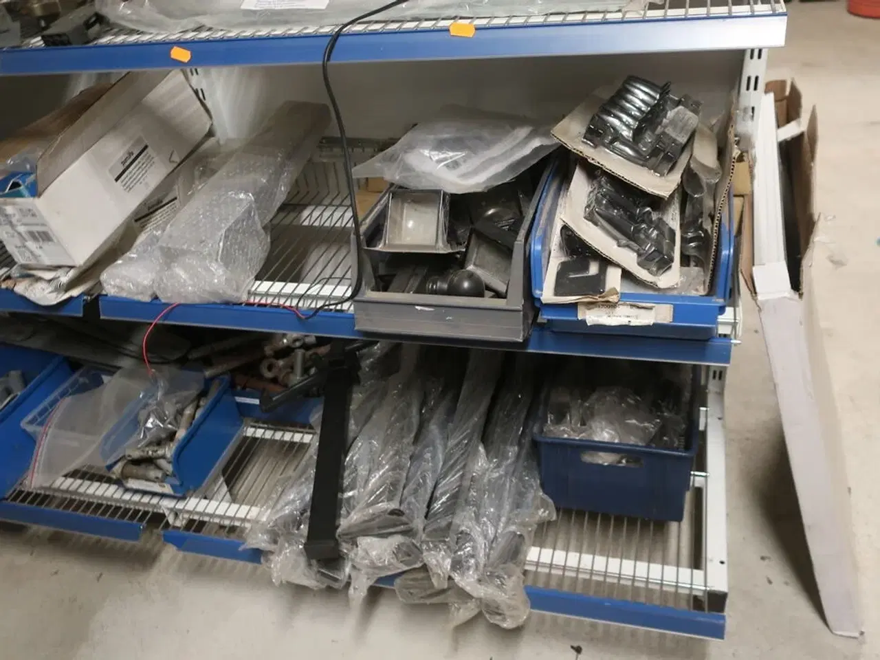 Billede 3 - 2 fag salgsreoler inkl. indhold (se billeder)