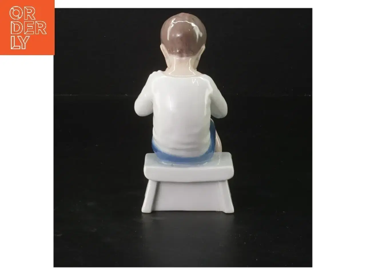 Billede 3 - Porcelænsfigur af dreng med kop fra Bing Og Grøndal (str. 14 cm)