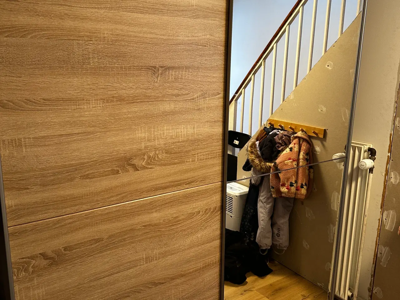 Billede 1 - Garderobeskab med skyldelåger