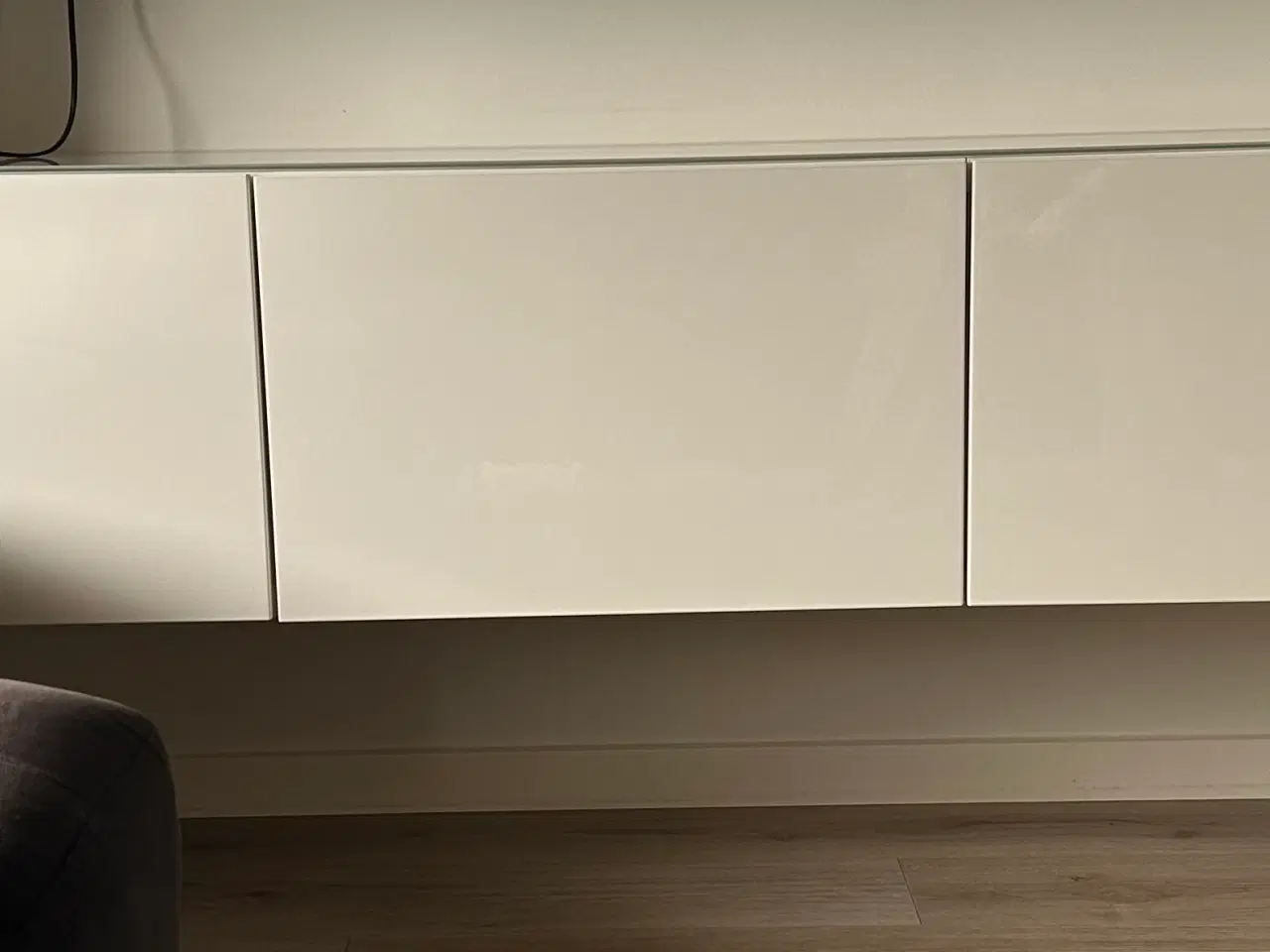 Billede 1 - TV bord i højglans + glas plade 