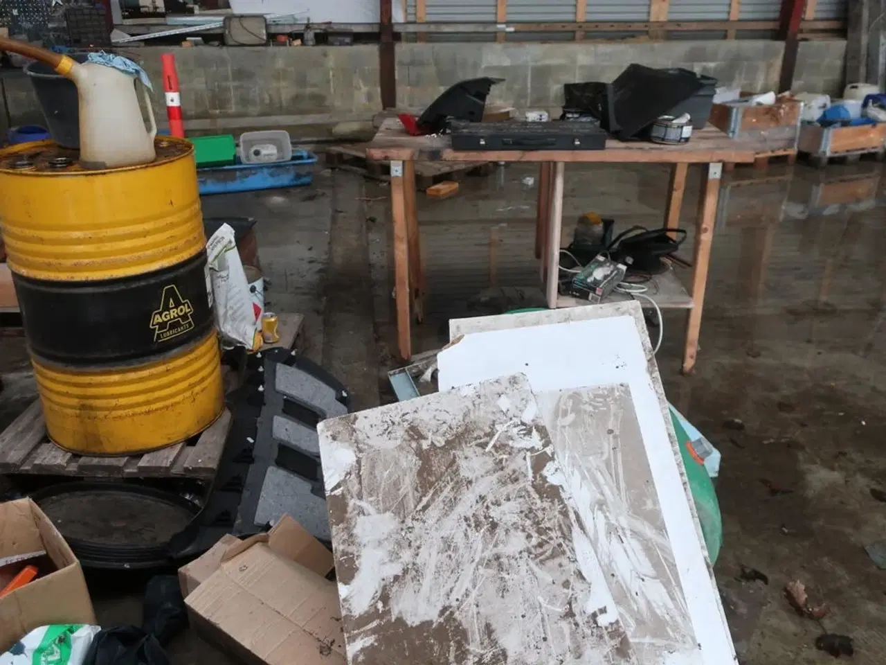 Billede 17 - Div. Dunke, haveredskaber, løftestroppe, arbejdsborde, værktøj m.m.