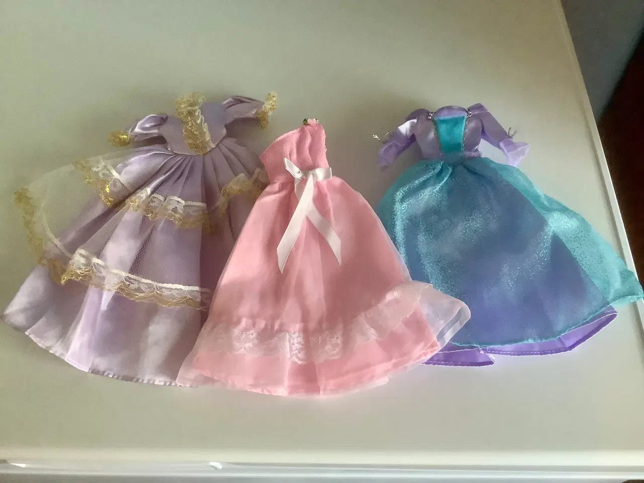 Billede 1 - Lange kjoler til Barbie. Samlet pris 25 kr.