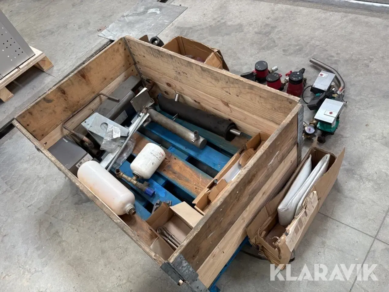 Billede 5 - Blandet kasse med pumper og isolering dertil. Grundfos 9 styk