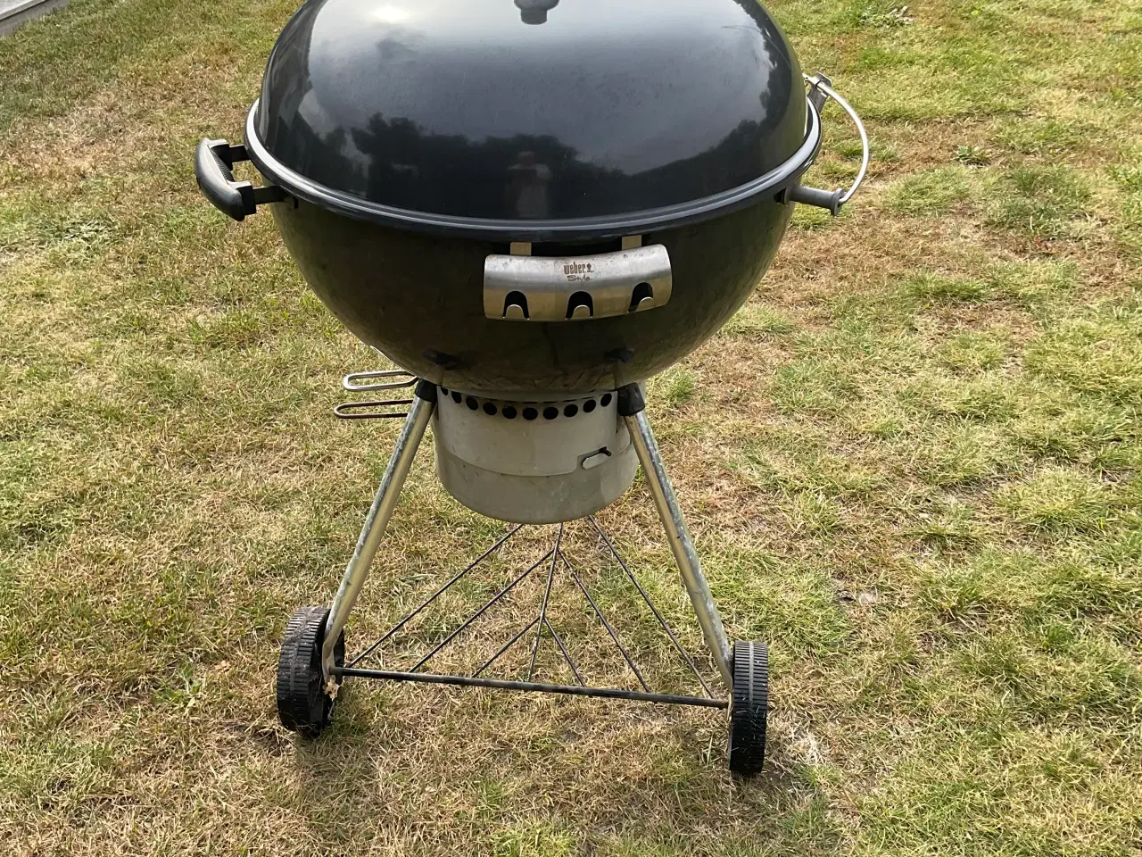 Billede 1 - Weber kuglegrill m. tilbehør sælges.