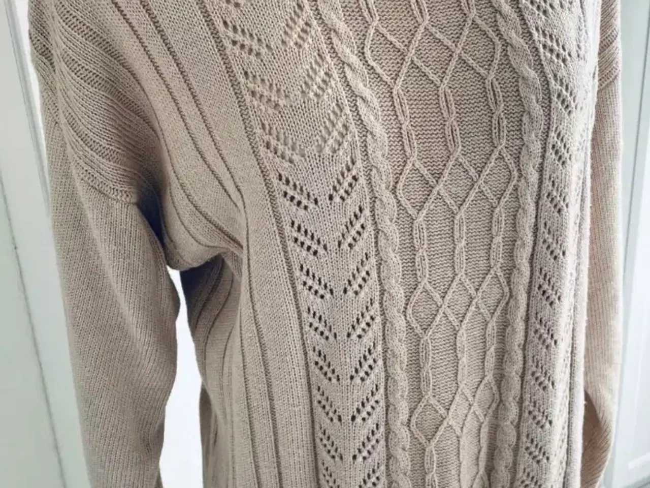 Billede 1 - Beige trøje 