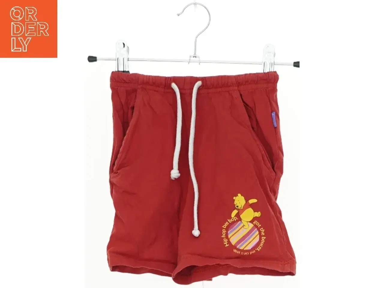 Billede 1 - Røde børneshorts med snøre og motiv fra Disney (str. 104)