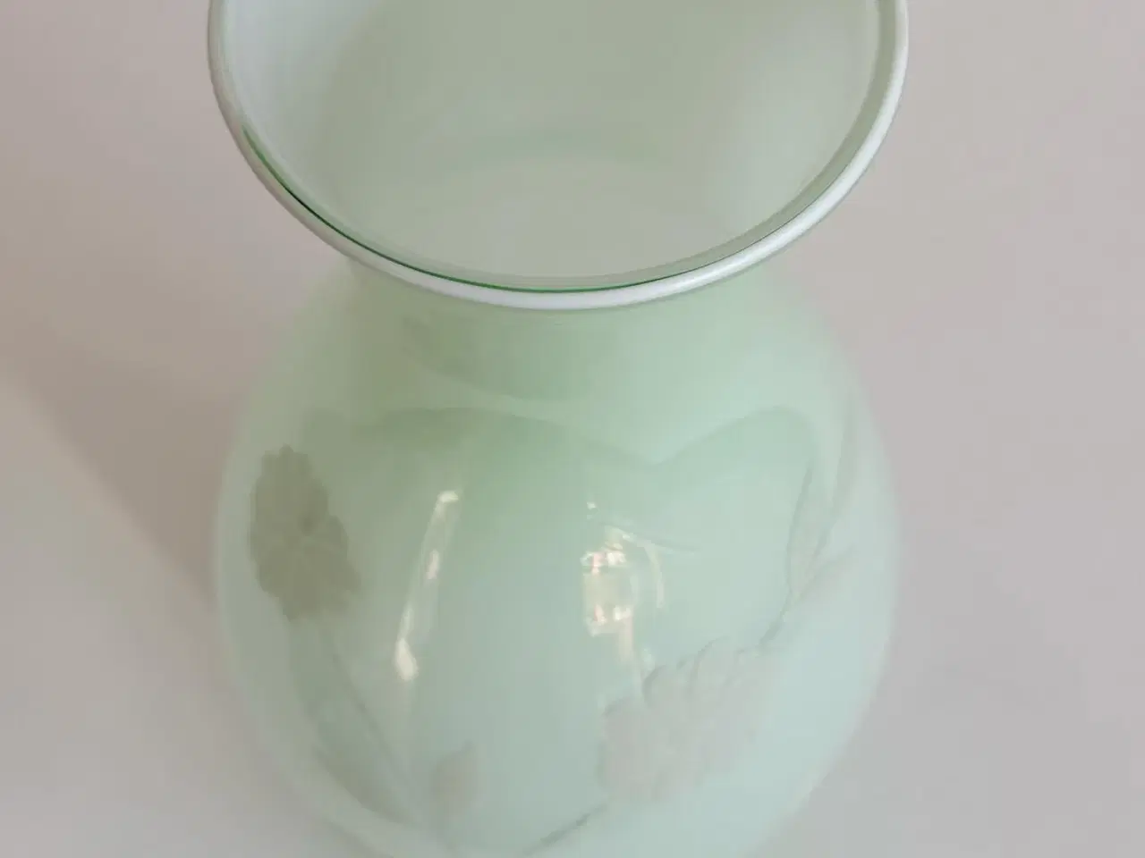 Billede 5 - Grøn og hvid glasvase m blomsterdeko, NB