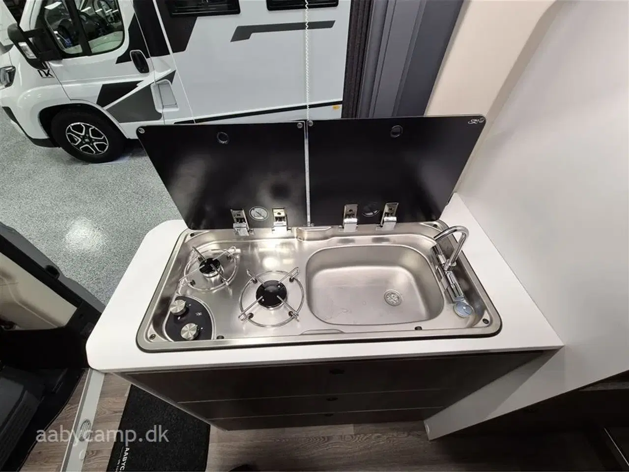 Billede 17 - 2026 - Benimar Benivan 160 PLUS   NK Pakke. Automatgear. 140Hk. 200W solcelle. Kompressor køleskab. Webasto Dieselvarme. Elektrisk indgangstrin. Metallak