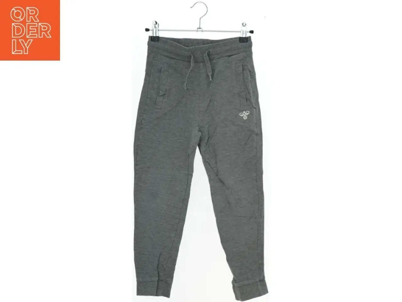 Billede 1 - Grå sweatpants med logo og striber fra Hummel (str. 134)