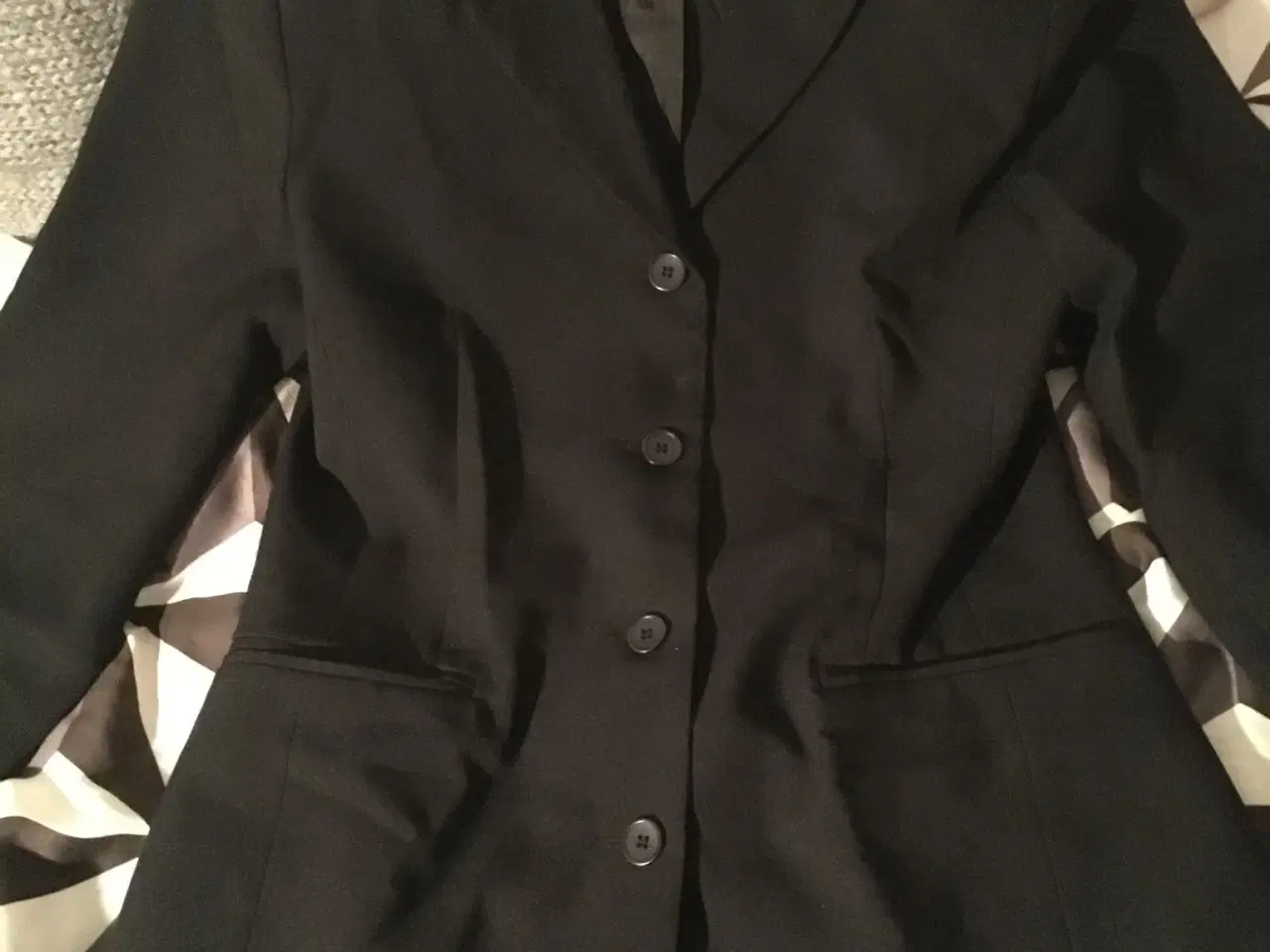 Billede 3 - Lang sort jakke til salg